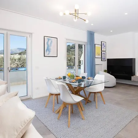 Sorrentovibes - Modern Family With Views *